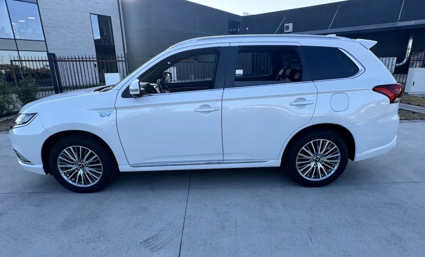 Mitsubishi Outlander 2019 Hybrid Electric/Gasoline Automatic Image 2
