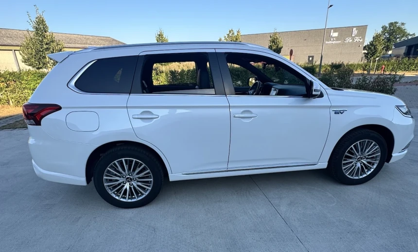 Mitsubishi Outlander 2019 Hybrid Electric/Gasoline Automatic Image 4