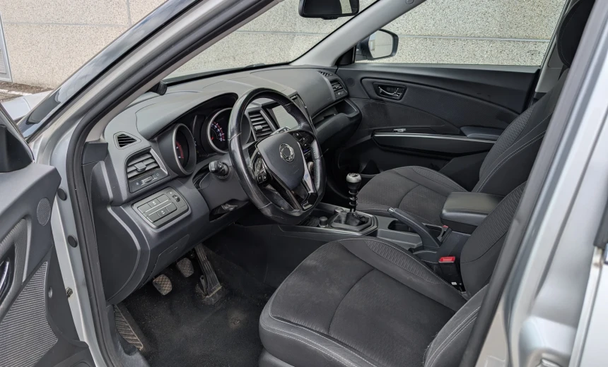 SsangYong XLV 2017 Diesel Manual Image 6