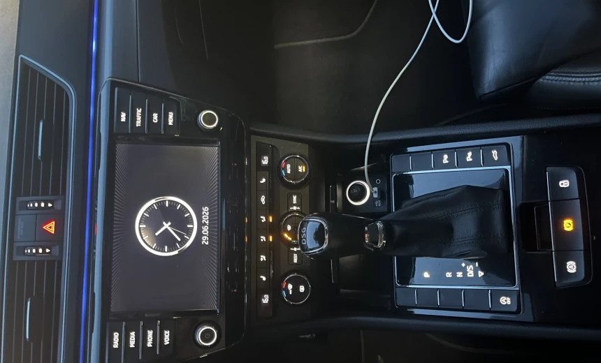 Skoda Superb 2015 Gasoline Automatic Image 11