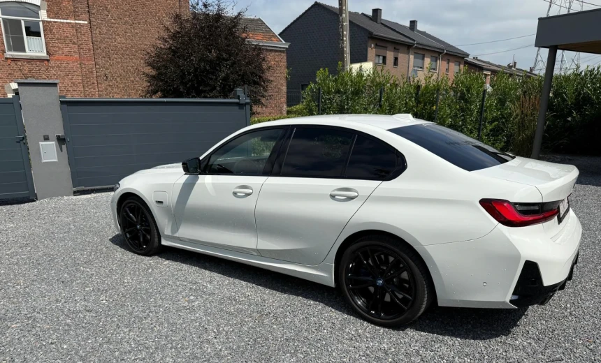 BMW 330 2023 Hybrid Electric/Gasoline Automatic Image 6