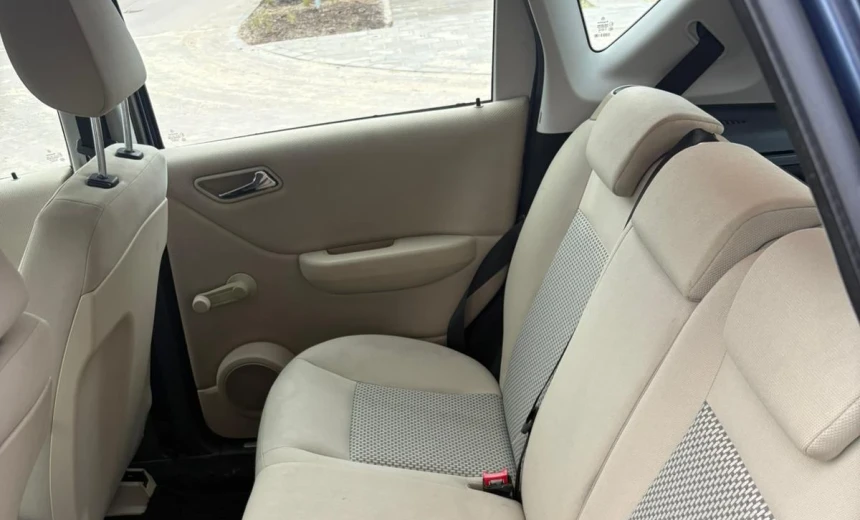 Mercedes-Benz A 150 2004 Gasoline Manual Image 8