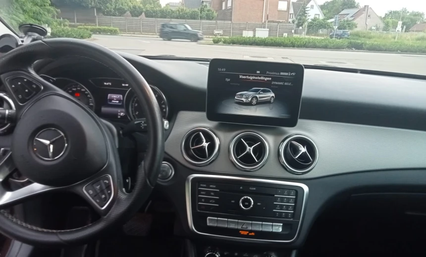 Mercedes-Benz GLA 180 2018 Gasoline Automatic Image 3