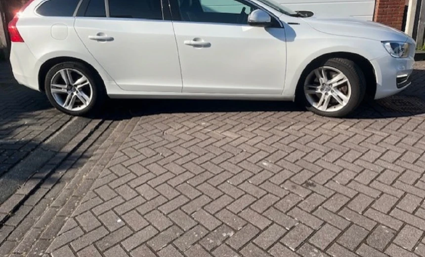 Volvo V60 2016 Hybrid Electric/Diesel Automatic Image 1