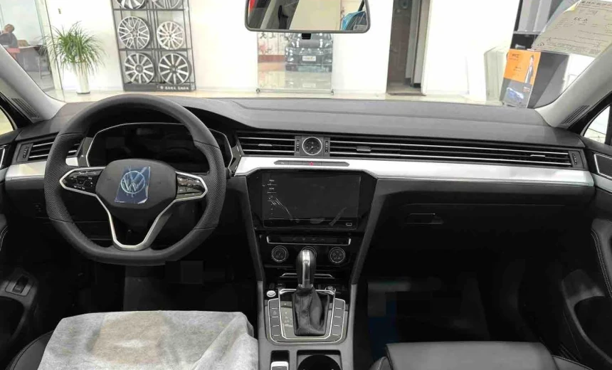 Volkswagen Passat 2025 Gasoline Automatic Image 8