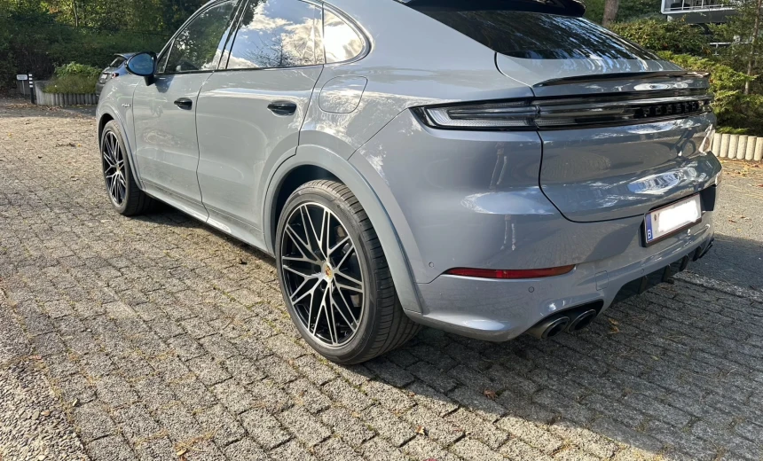 Porsche Cayenne 2023 Hybrid Electric/Gasoline Automatic Image 3