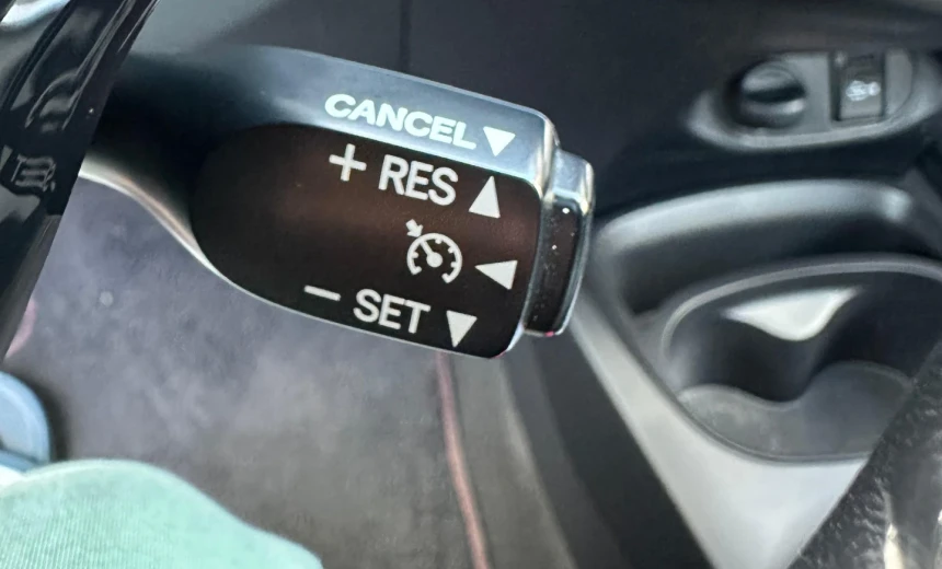 Toyota Yaris 2017 Hybrid Electric/Gasoline Automatic Image 13