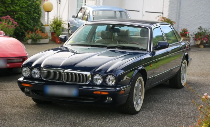 Jaguar XJ8 2001 Gasoline Automatic Image 0