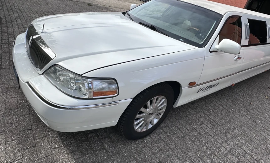 Lincoln Town Car 2004 Gasoline Automatic Image 1