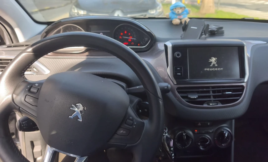 Peugeot 2008 2015 Gasoline Manual Image 6