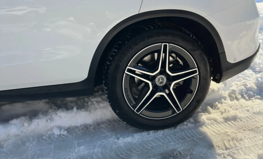 Mercedes-Benz GLC 300 2019 Hybrid Electric/Gasoline Automatic Image 4