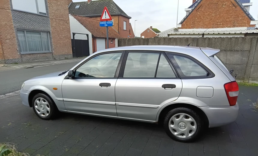 Mazda 323 2001 Gasoline Manual Image 4