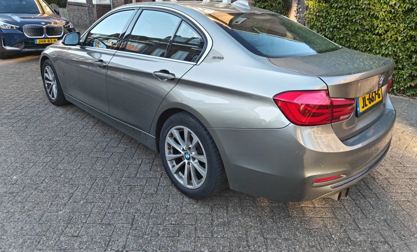 BMW 330 2016 Hybrid Electric/Gasoline Automatic Image 2