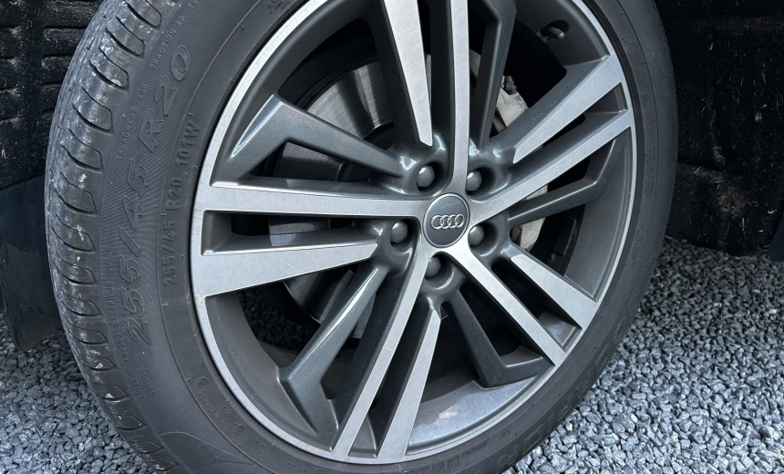 Audi Q5 2020 Hybrid Electric/Gasoline Automatic Image 2