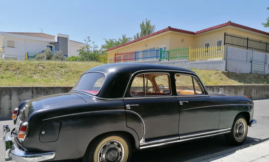 Mercedes-Benz 220 1961 Gasoline Manual Image 2