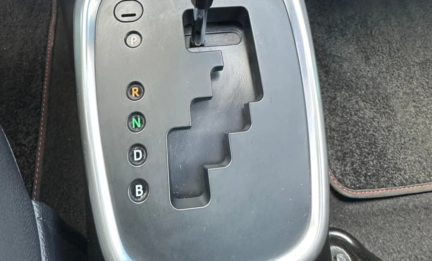 Toyota Yaris 2017 Hybrid Electric/Gasoline Automatic Image 9