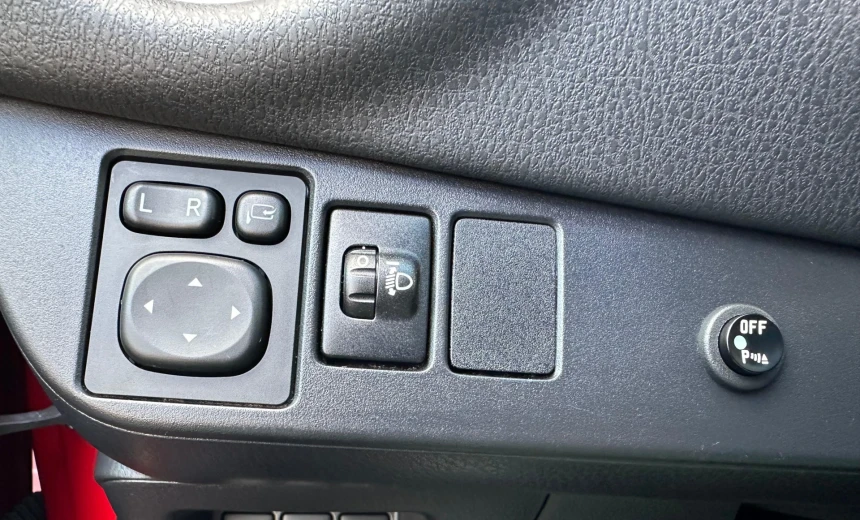 Toyota Yaris 2017 Hybrid Electric/Gasoline Automatic Image 11