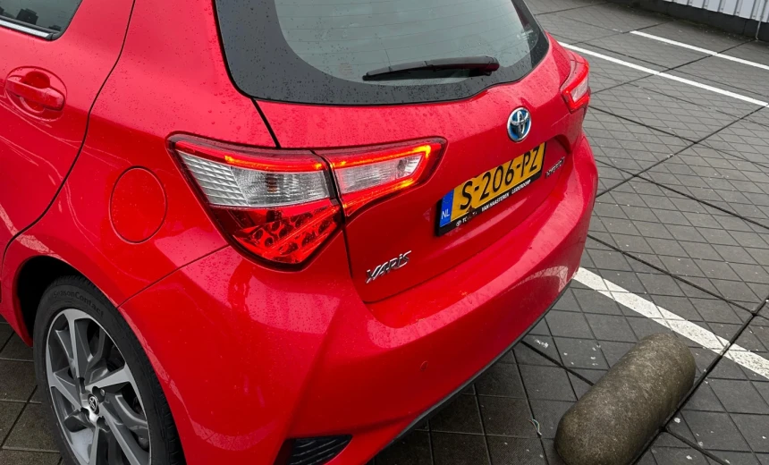 Toyota Yaris 2017 Hybrid Electric/Gasoline Automatic Image 6