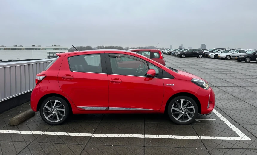 Toyota Yaris 2017 Hybrid Electric/Gasoline Automatic Image 2