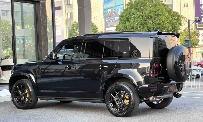 Land Rover Defender 2023 Gasoline Automatic Image 9