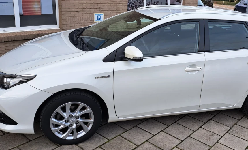 Toyota Auris 2016 Hybrid Electric/Gasoline Automatic Image 0