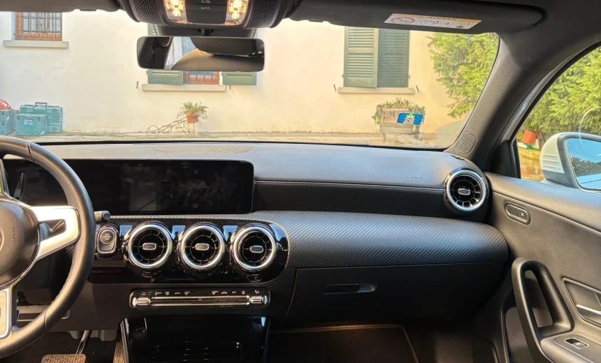 Mercedes-Benz A 250 2023 Hybrid Electric/Gasoline Automatic Image 4