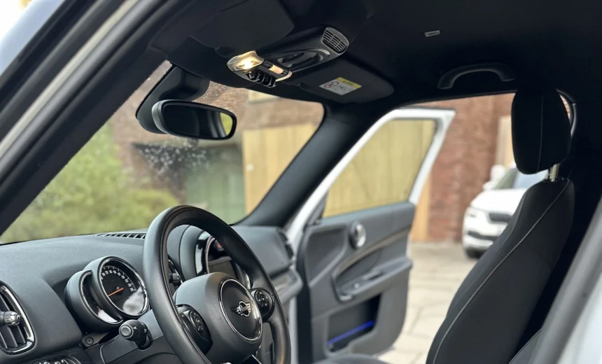 MINI Cooper Countryman 2018 Hybrid Electric/Gasoline Automatic Image 17