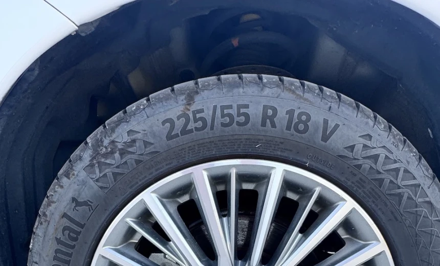 Mitsubishi Outlander 2019 Hybrid Electric/Gasoline Automatic Image 18