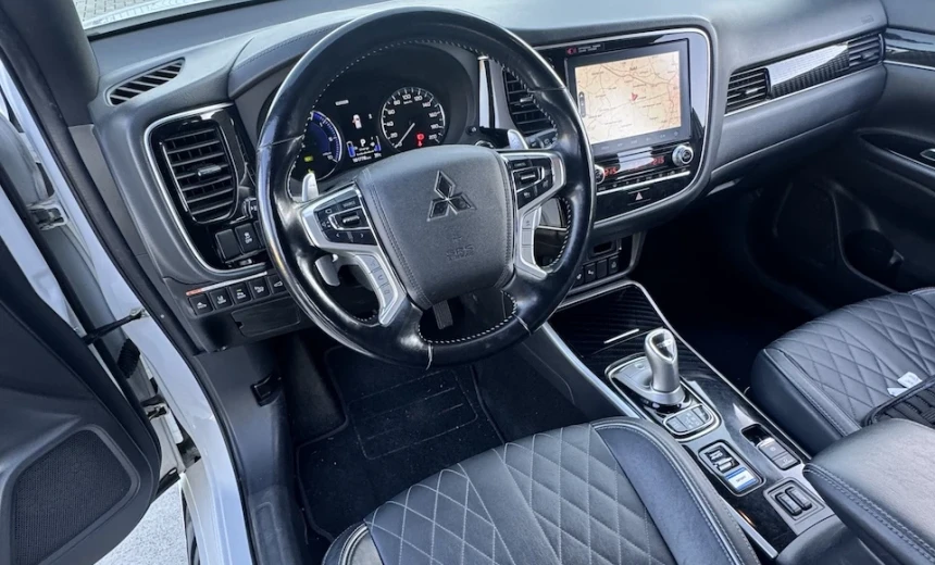 Mitsubishi Outlander 2019 Hybrid Electric/Gasoline Automatic Image 6