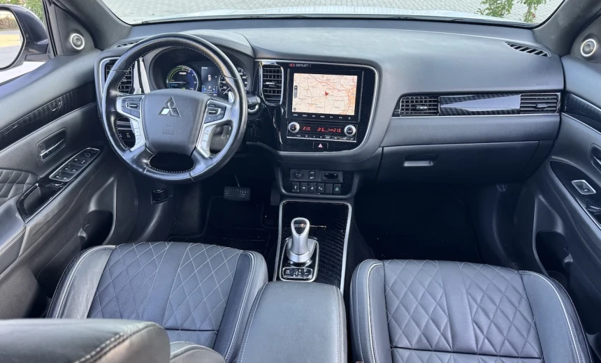 Mitsubishi Outlander 2019 Hybrid Electric/Gasoline Automatic Image 7