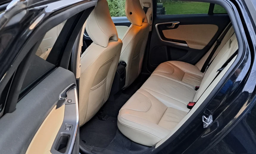 Volvo V60 2013 Hybrid Electric/Diesel Automatic Image 3