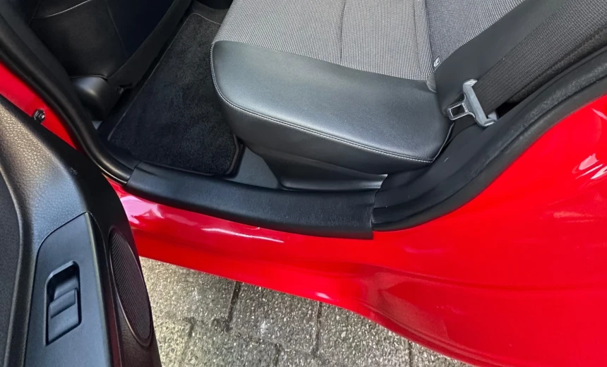 Toyota Yaris 2017 Hybrid Electric/Gasoline Automatic Image 14