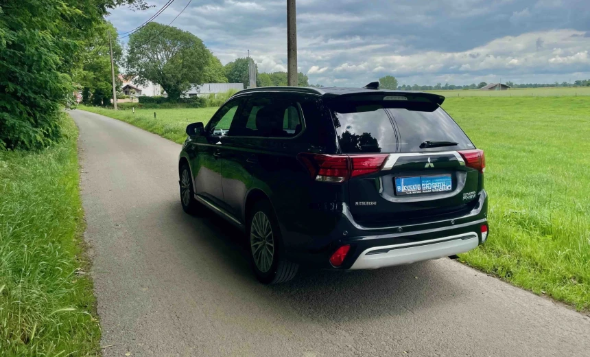 Mitsubishi Outlander 2019 Hybrid Electric/Gasoline Automatic Image 6