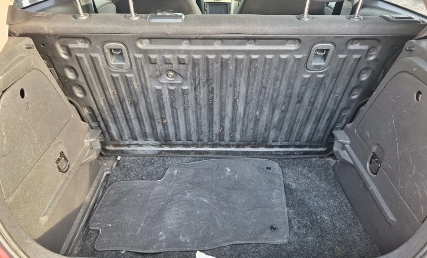 Opel Corsa 2009 Gasoline Manual Image 3