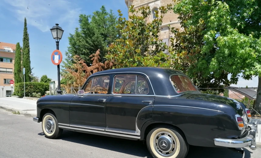 Mercedes-Benz 220 1961 Gasoline Manual Image 1