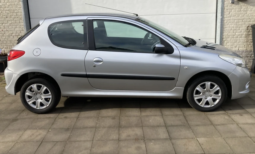 Peugeot 206 2011 Gasoline Manual Image 3