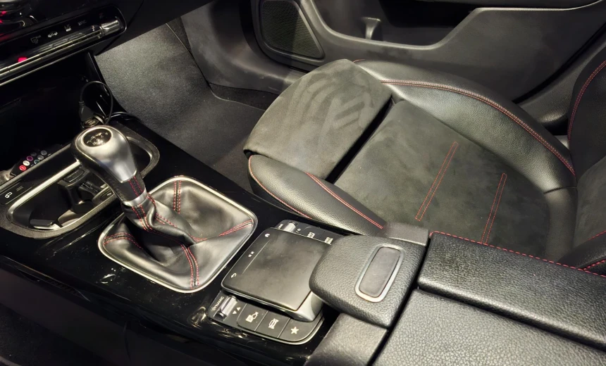 Mercedes-Benz CLA 180 2020 Gasoline Manual Image 3