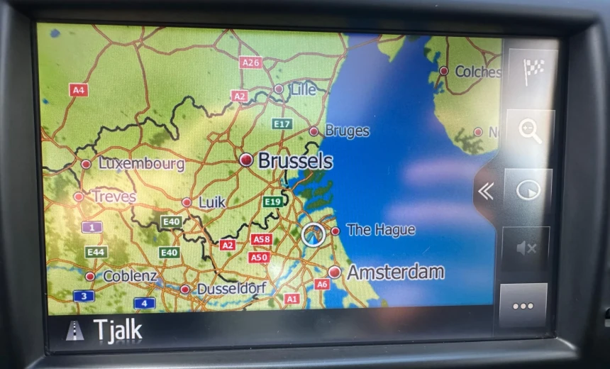 Toyota Yaris 2017 Hybrid Electric/Gasoline Automatic Image 12