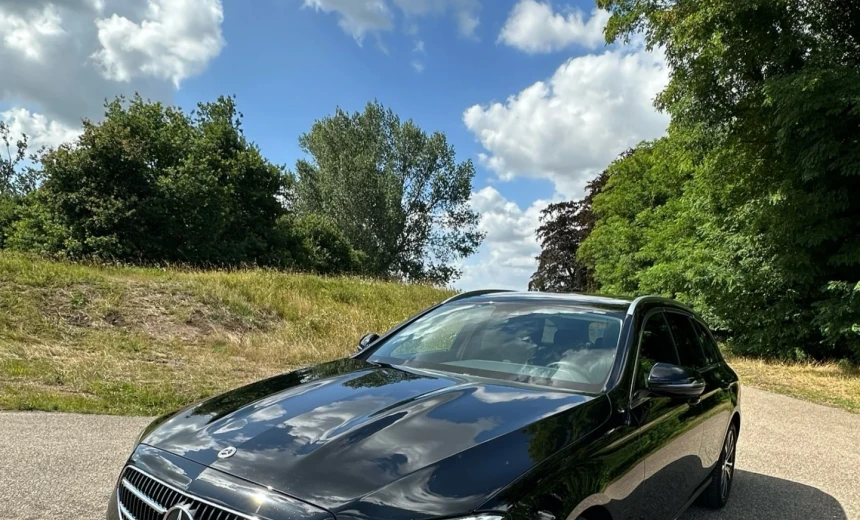 Mercedes-Benz E 300 2022 Hybrid Electric/Gasoline Automatic Image 2