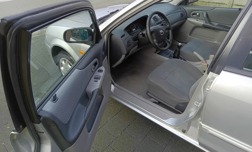 Mazda 323 2001 Gasoline Manual Image 6