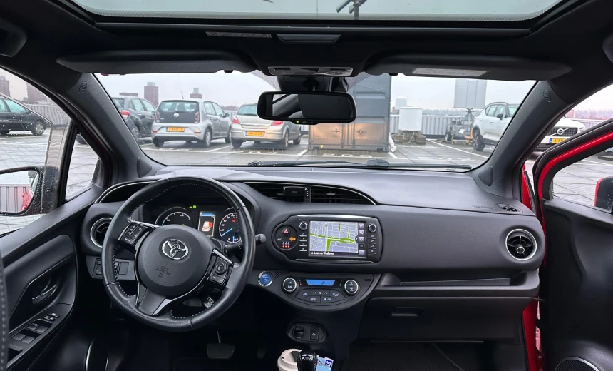 Toyota Yaris 2017 Hybrid Electric/Gasoline Automatic Image 3