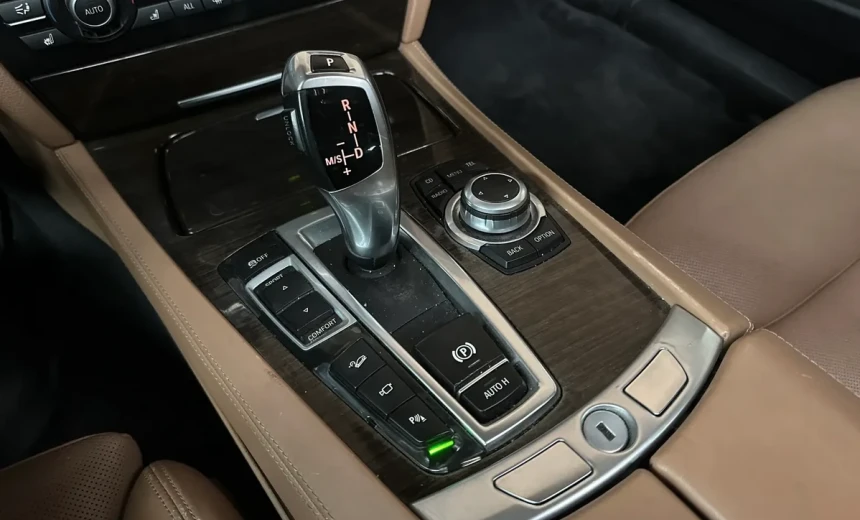 BMW 750 2010 Gasoline Automatic Image 4