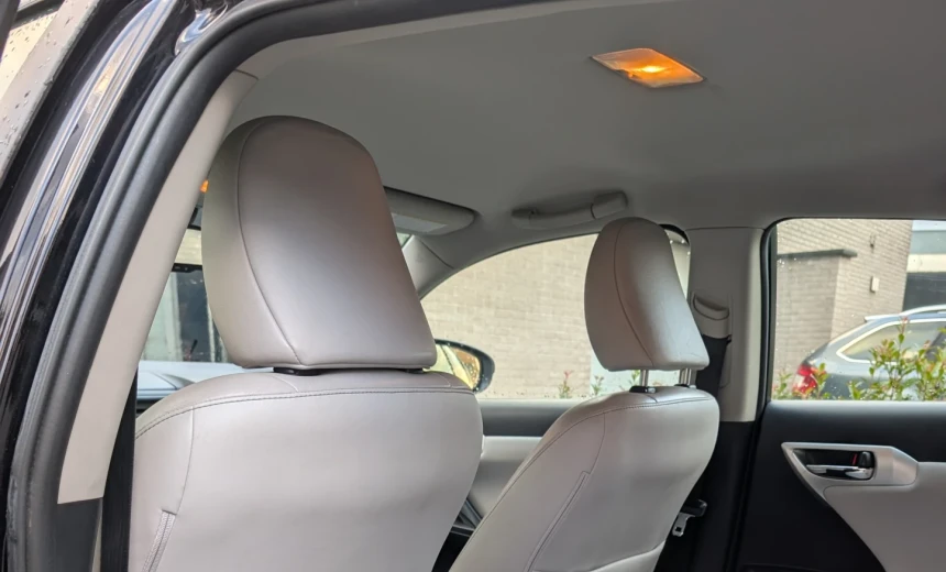 Lexus CT 200h 2011 Hybrid Electric/Gasoline Automatic Image 2