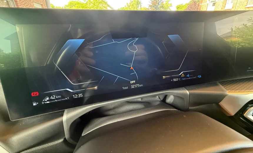 BMW 330 2023 Hybrid Electric/Gasoline Automatic Image 11