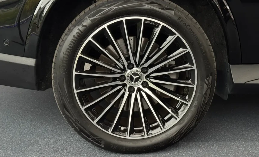 Mercedes-Benz GLC 300 2023 Hybrid Electric/Diesel Automatic Image 3