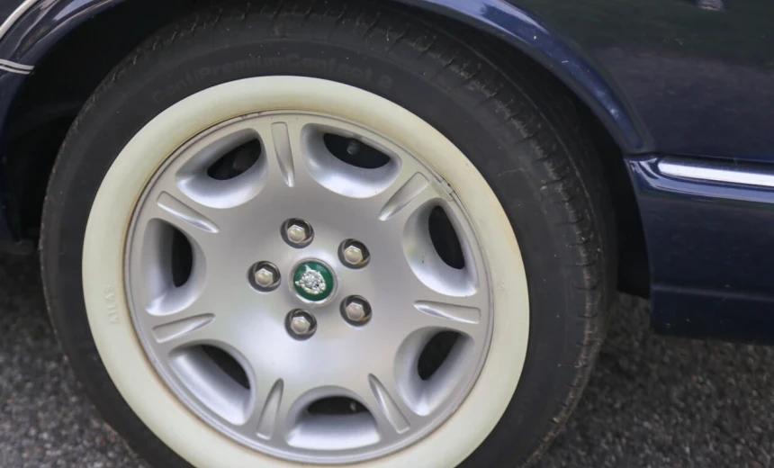 Jaguar XJ8 2001 Gasoline Automatic Image 4