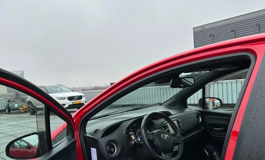 Toyota Yaris 2017 Hybrid Electric/Gasoline Automatic Image 7