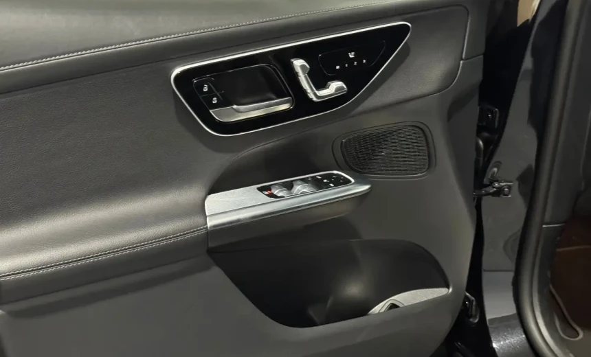 Mercedes-Benz GLC 300 2023 Hybrid Electric/Diesel Automatic Image 5