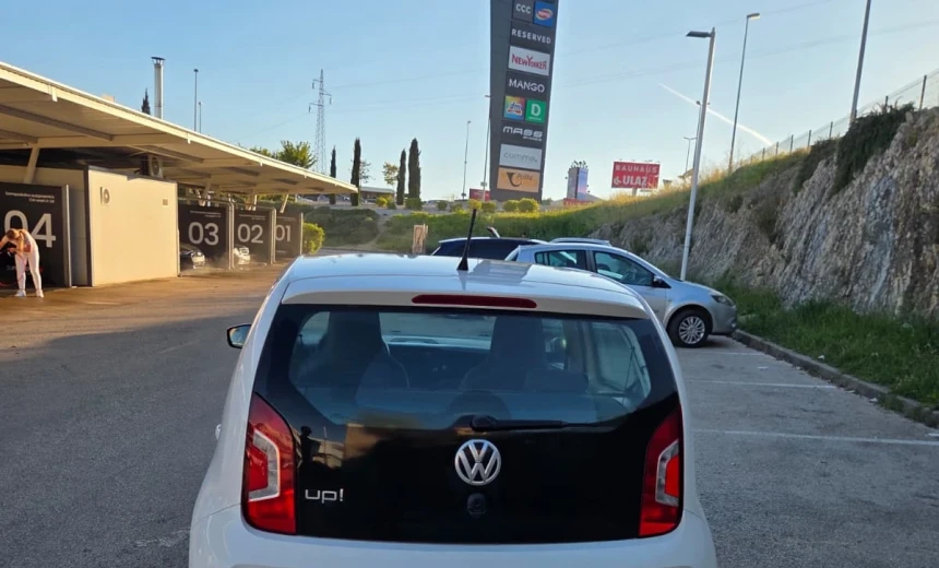 Volkswagen up! 2016 Gasoline Automatic Image 2
