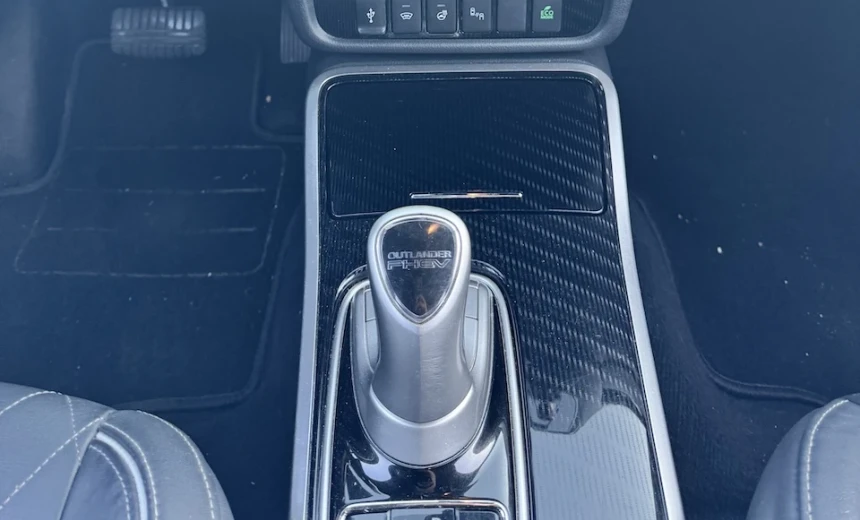 Mitsubishi Outlander 2019 Hybrid Electric/Gasoline Automatic Image 17